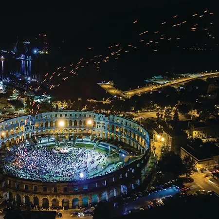 Apartment 3 Bedroom Stunning In *