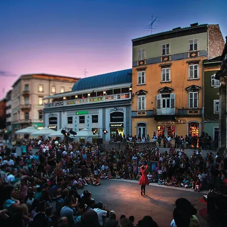 Apartment 3 Bedroom Stunning In *